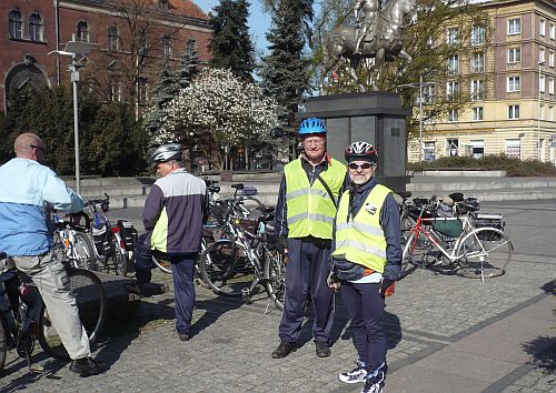 Na Placu Lotników - zbiórka jednej z grup turystów rowerowych...