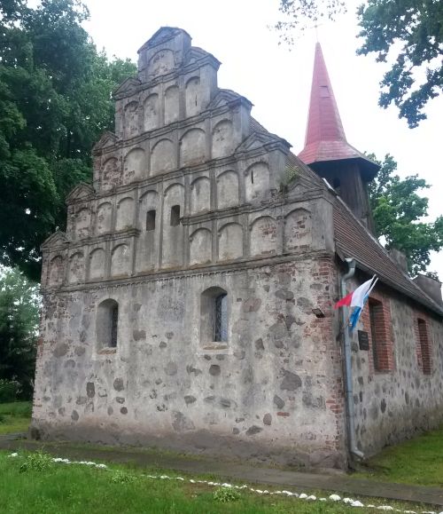 granitowy kościół z XVI/XVII w. o skromnych cechach renesansowych, szczyt z blendami.